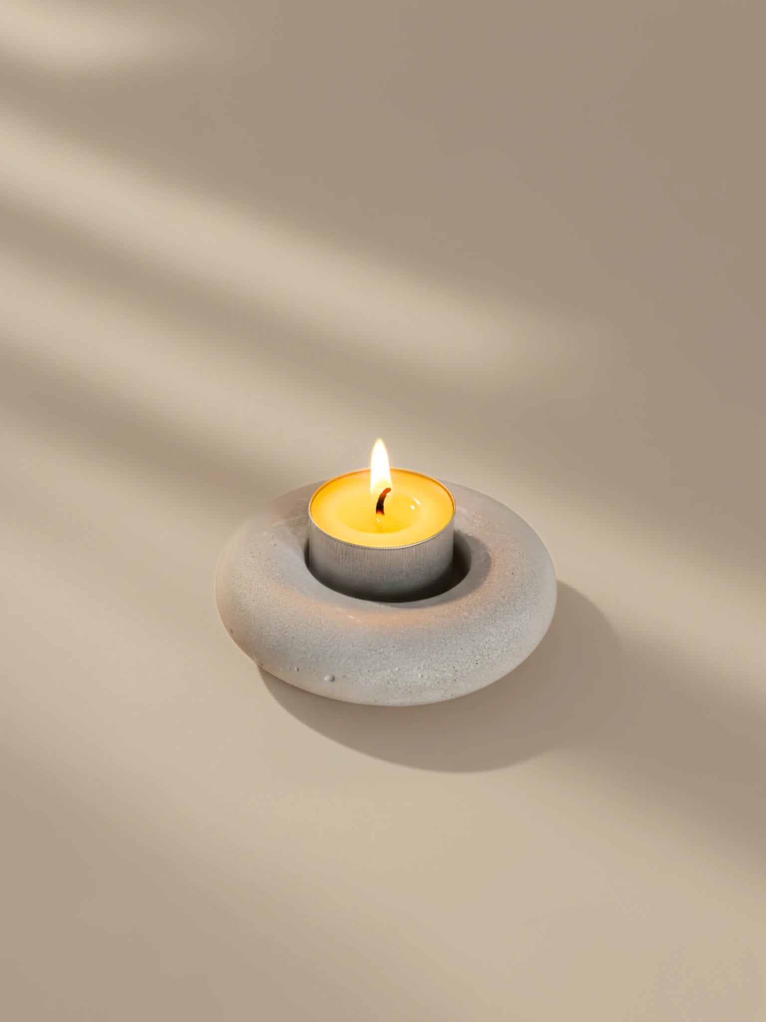 Minimalistický betonový svícen na čajovou svíčku