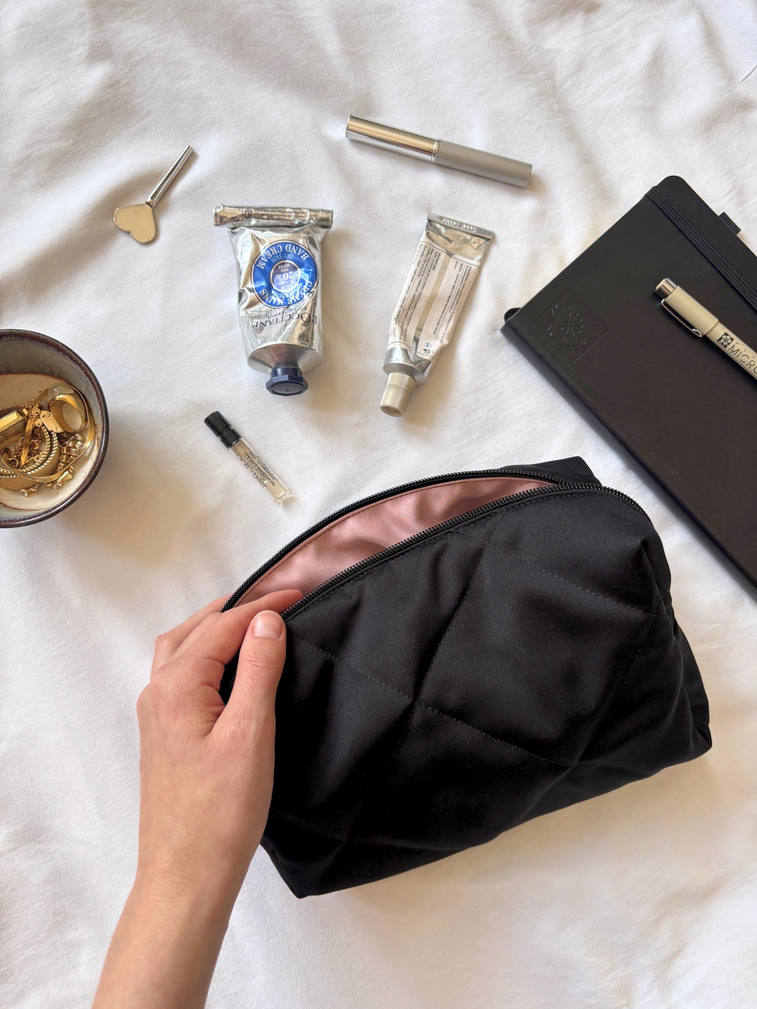 Ručně šitá kosmetická taštička černá - satén