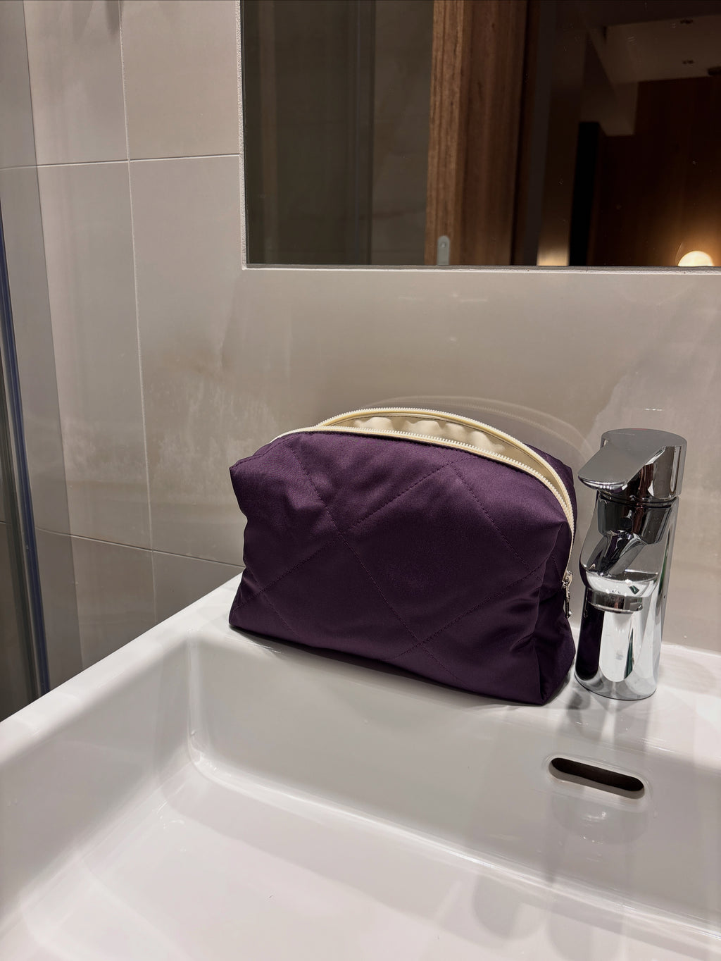 Ručně šitá kosmetická taštička fialová - satén